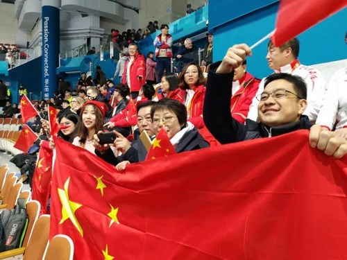 图为中国轮椅冰壶队在比赛获胜后庆祝